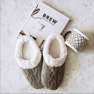 Sharper Image Cozy Grey and White Cable Knit Memory Foam Sherpa Slipper Size L